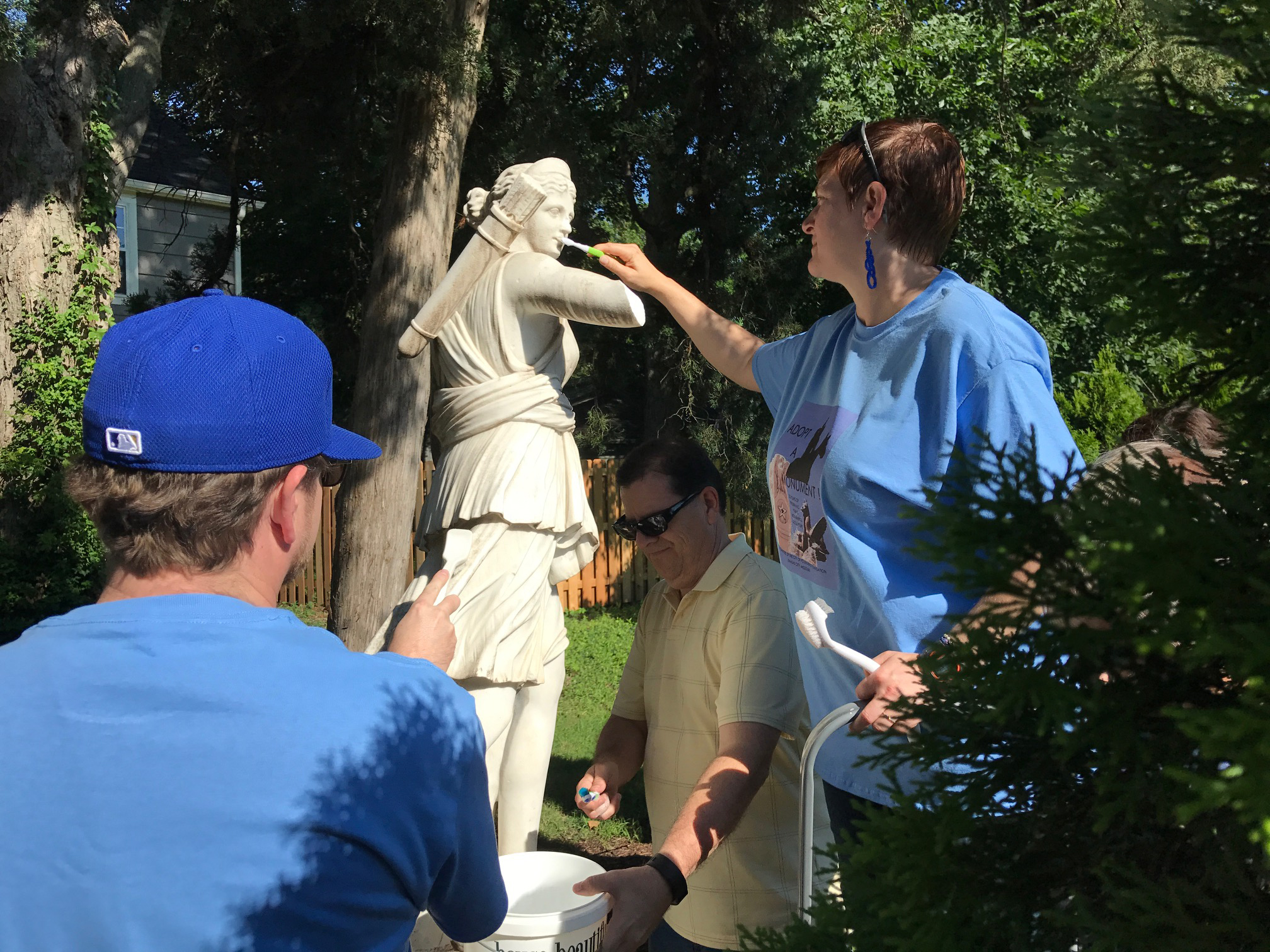 Neighborhood Residents Learn to Conserve Sculptures