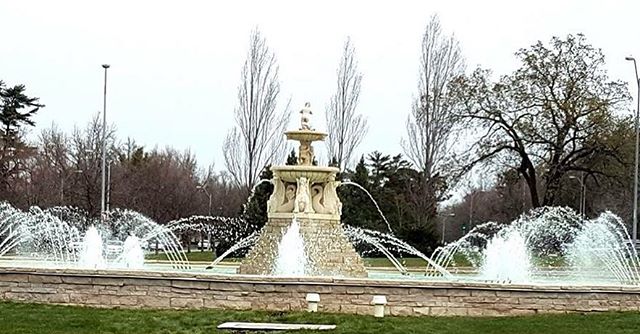 Meyer Circle Sea Horse Fountain is getting a jump on #FountainDay2018! The newly renovated iconic Ward Parkway fountain is on for the season–a few days early–so that participants in Rock the Parkway 2018 can enjoy it when they run by on Saturday morning. #CityOfFountains #KCParks #RockTheParkway