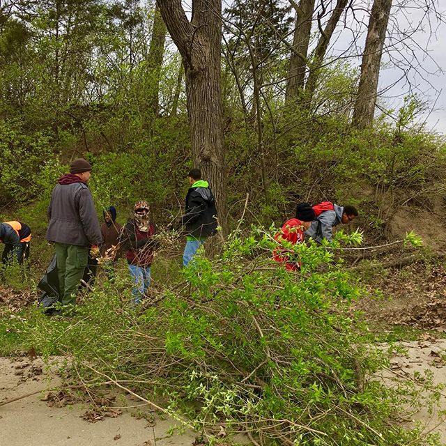 ‪HOA Boy Scouts removing litter and honeysuckle from Blue River Athletic Fields. We ️ #KCParks volunteers!‬