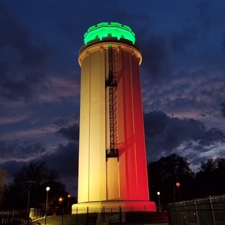 Happy #CincoDeMayo! The Waldo Water Tower in Tower Park is lit up this weekend in celebration! 🇲🇽 #KCParks #WhereKCPlays