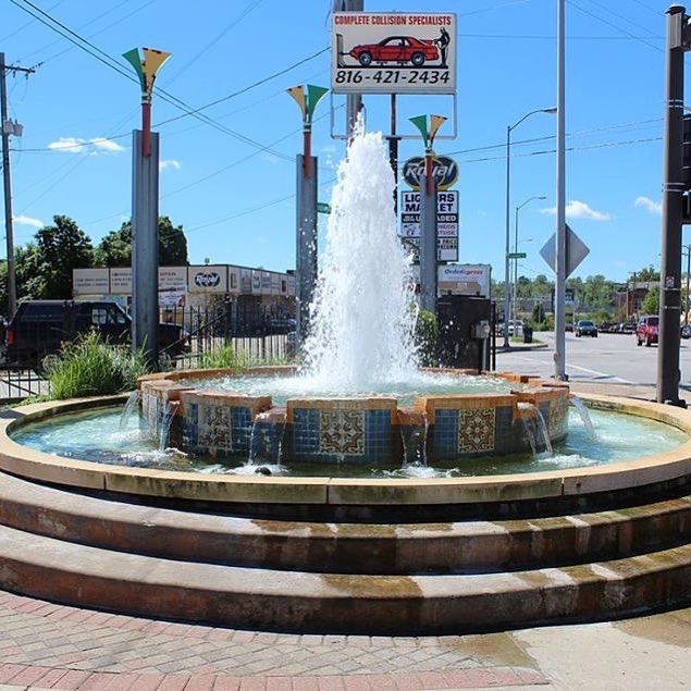 ‪Our #WTW image is one of five painted vertical steel beams topped with colorful elements that form a semi-circle behind the Westside Fountain. Check it out if you are celebrating #CincodeMayo on the Boulevard this Saturday. #KCParks #CityOfFountains