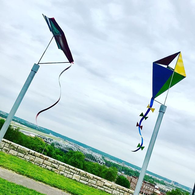 ‪Third @artintheloop #KCPlays #ArtInThePark installation #AirPlay by Stacey Sharpe going up in West Terrace Park #PublicArt #Kites #KCParks #WhereKCPlays ‬
