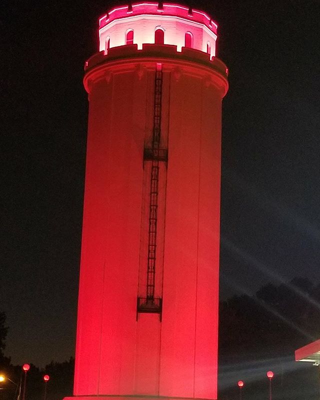 Waldo Tower at 75th & Holmes is lit red tonight in support of the #Chiefs Monday Night  Football game but according to #KCMO Councilman Scott Taylor we’re telling Patrick Mahomes that it is a large bottle of Ketchup! #GoChiefs #ChiefsKingdom  #Ketchup @chiefs @patrickmahomes5