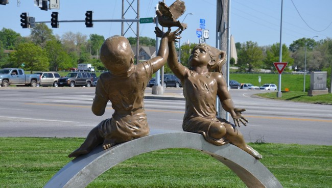 Bridge Of Friendship Statue